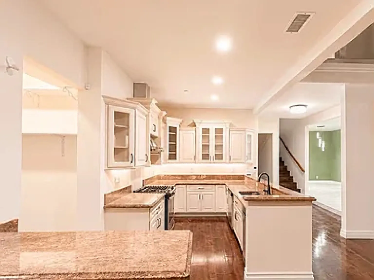 5 bed, 3812 sqft, $7,000 — Photo 2