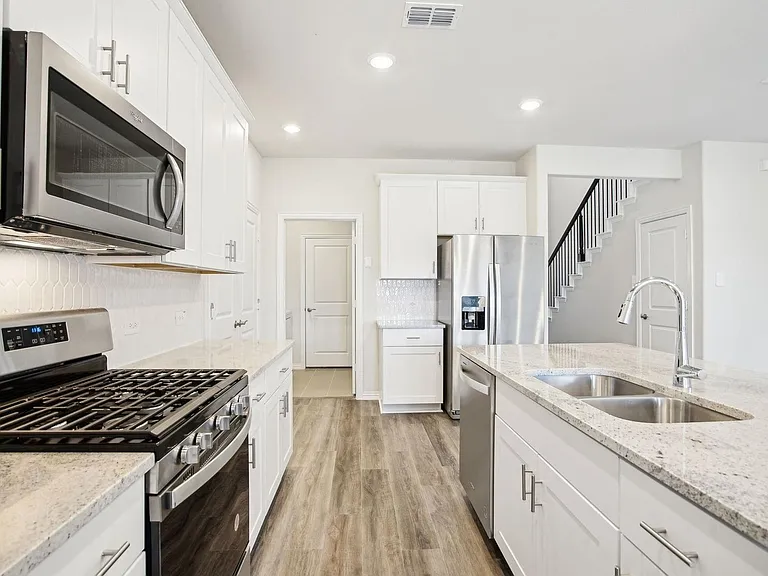 618 Hemingway Ln — Photo 6