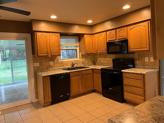 3rd image of 16032 Squirrel Hollow Ln
