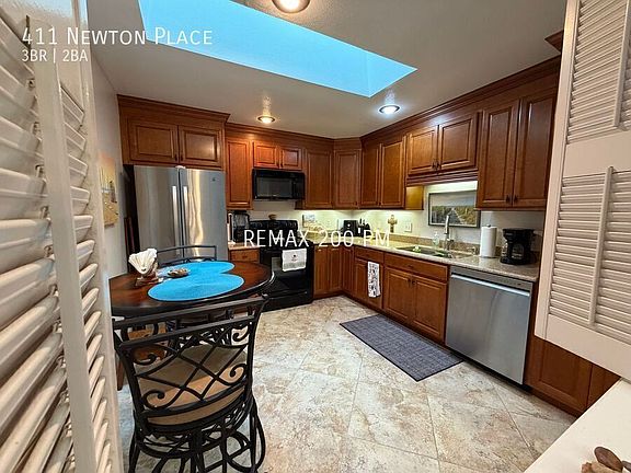 3rd image of 411 Newton Pl