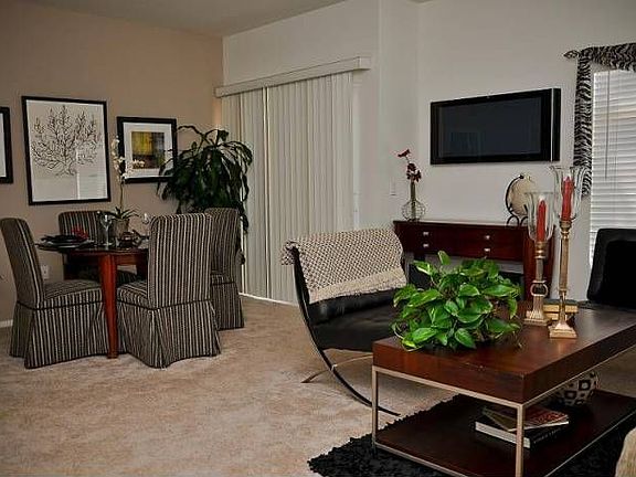 Spacious living/dining ro