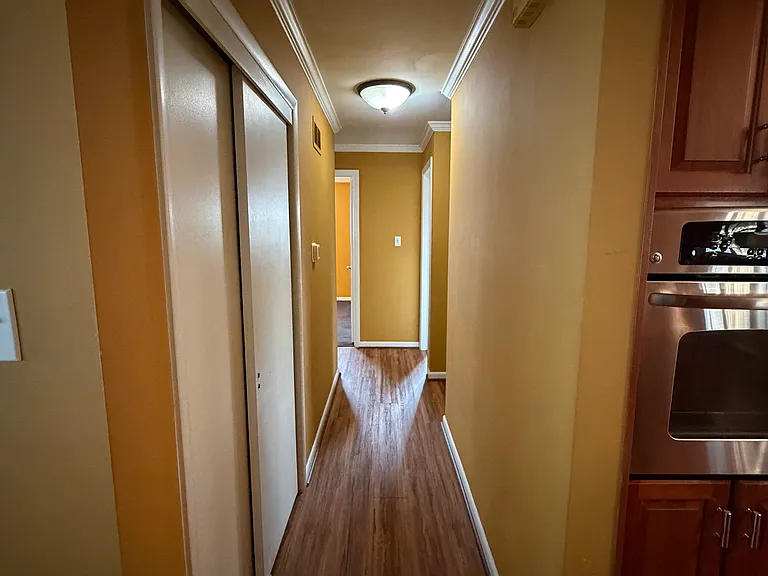 437 Belair Dr — Photo 3