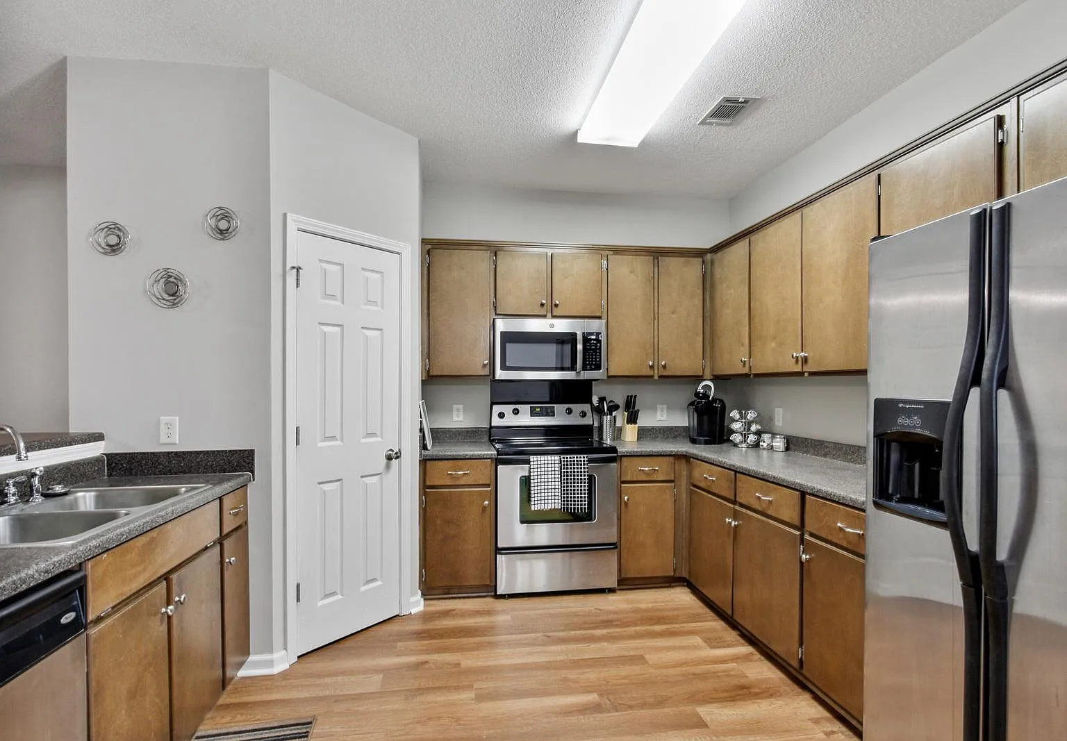 2 bed, 2.5 bath, 1564 sqft, $1,700 — Photo 3