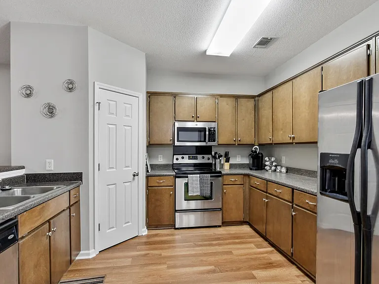 777 King George Blvd #52 — Photo 3