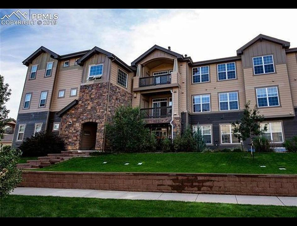 This is the outside of the complex. It really is this green!