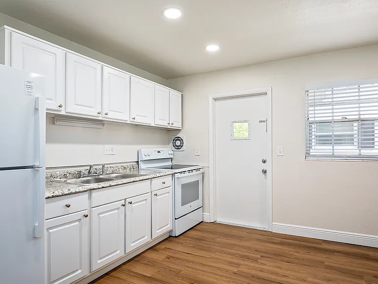 Park Plaza Apartments — Photo 28