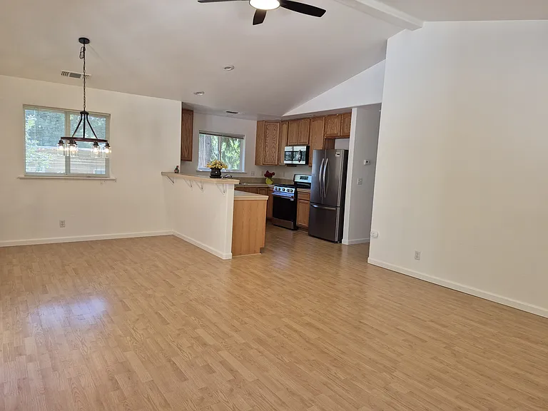 349 E Maryland Dr — Photo 3