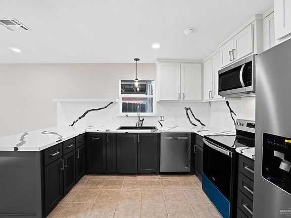 4th image of 2332 Park Wood Dr