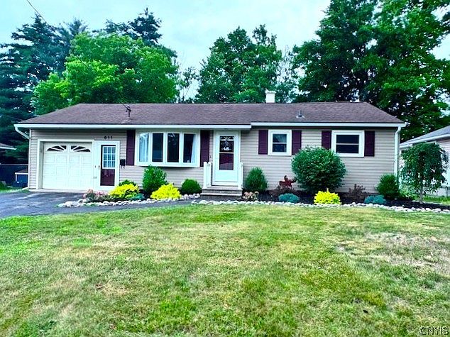 1st image of 611 Locust Dr