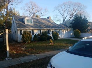 93 Riverside Ave, Massapequa, NY 11758