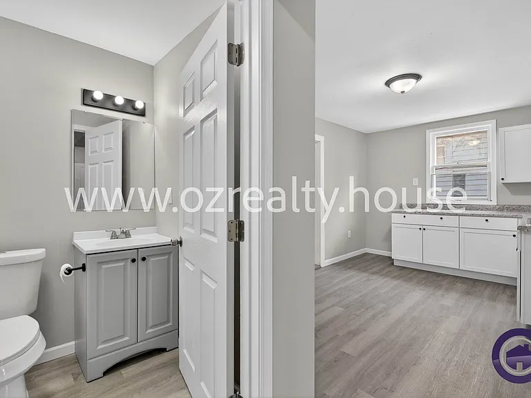 160 Bronson Ave — Photo 13