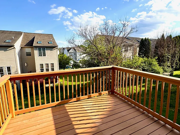 1290 Wanda Dr - Deck