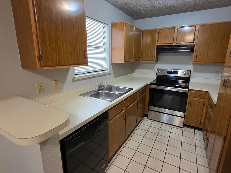 906 Meadow Cir N — Photo 5