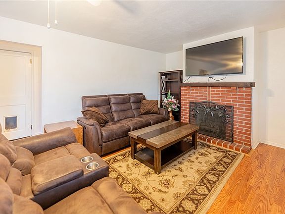 4th image of 10 Pioneer Ave
