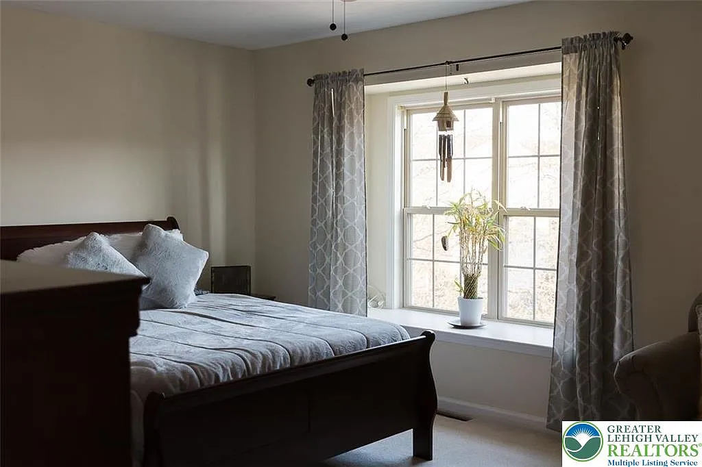3 bed, 3.0 bath, 1856 sqft, $2,200 — Photo 3