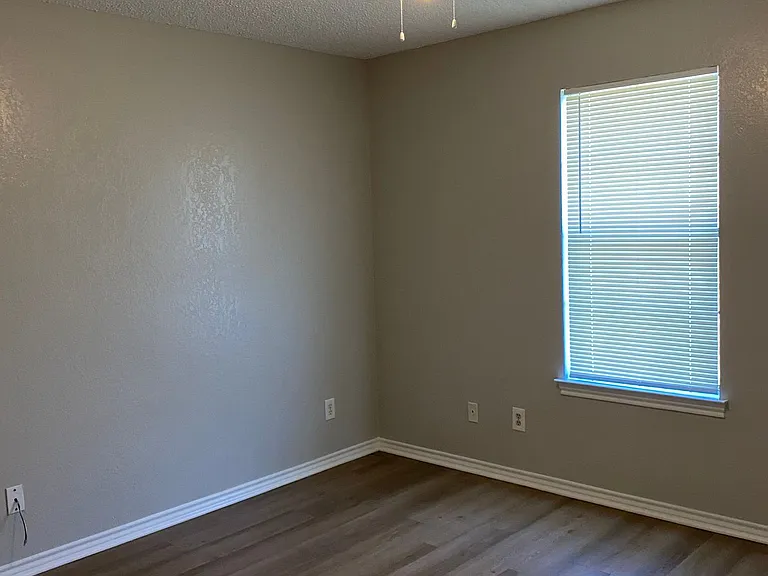 1112 Valley View St — Photo 10