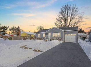 4 Wensley Rd, Plainview, NY 11803