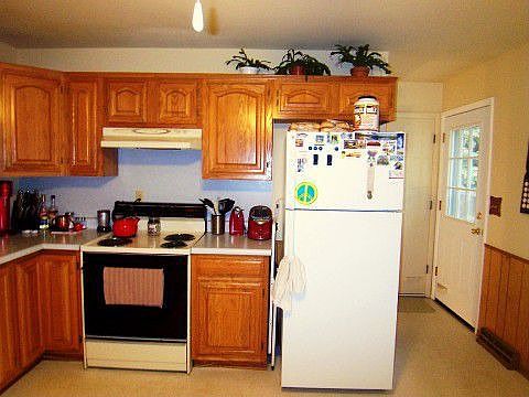 Warm-Toned Oak Cabinets