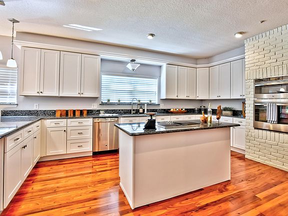 5th image of 2640 Lynnhaven Ter