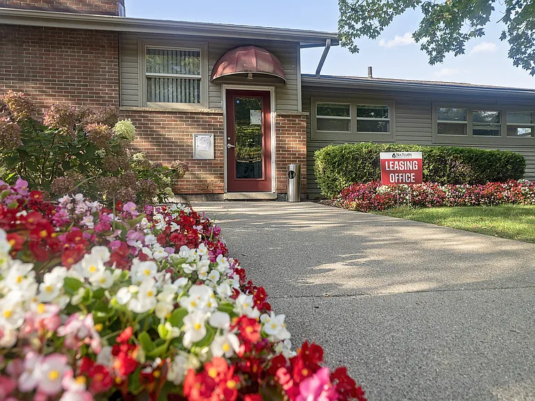 Six Trails Apartments - Saline, MI — Photo 31