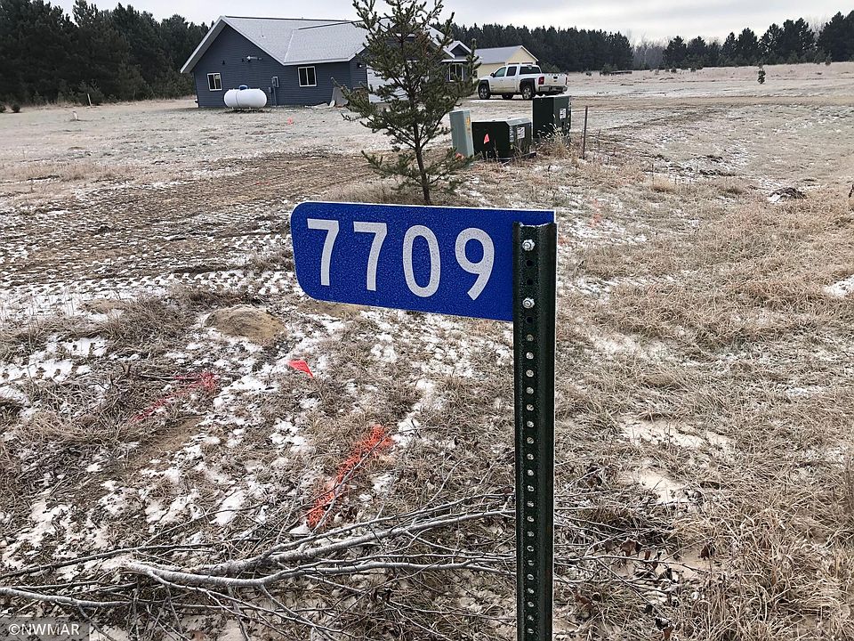 2nd image of 7709 Emerald Ln NE