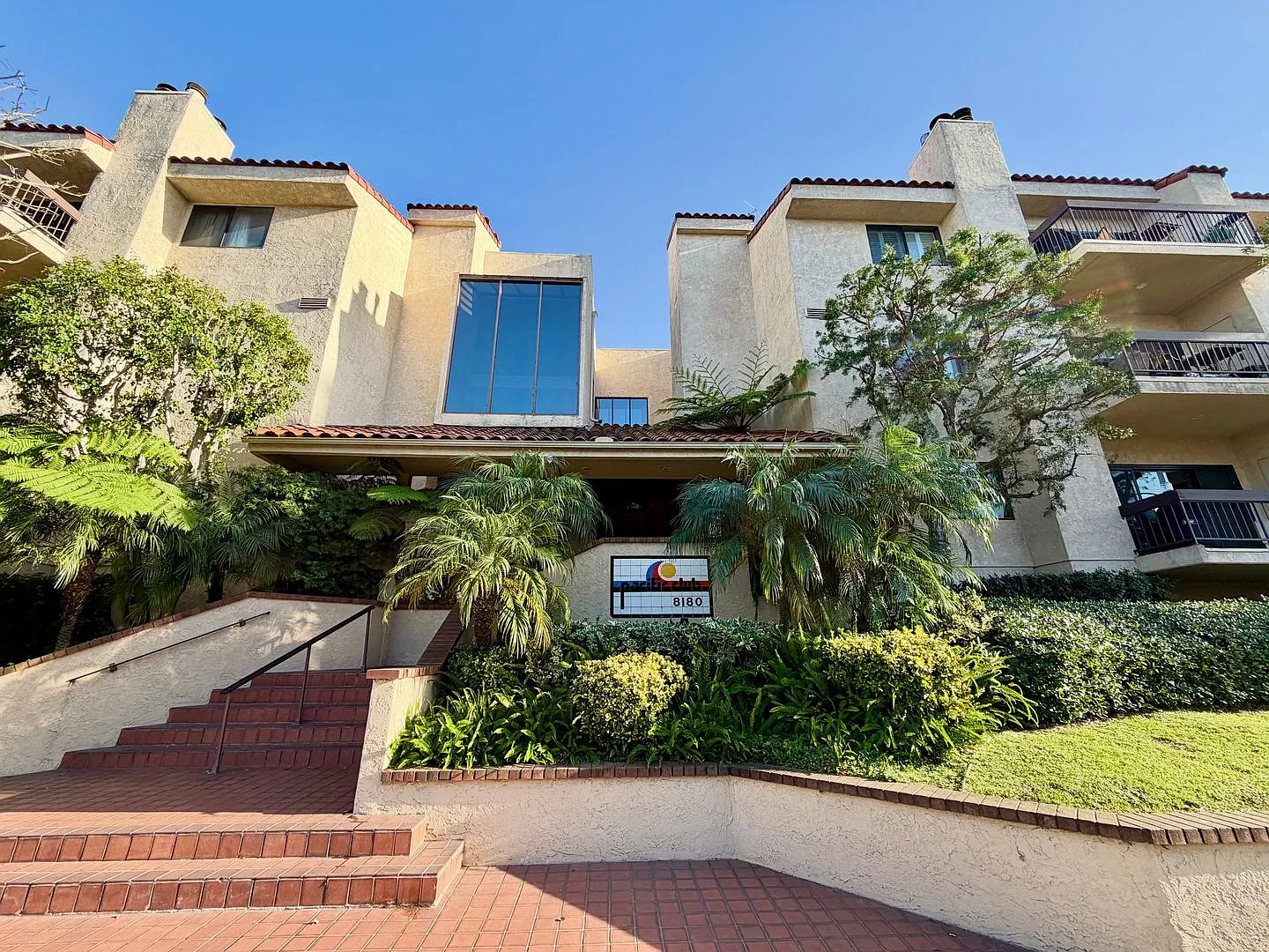 Beautiful Condo in a Quiet Serene HOA in Playa Del Rey! — Photo 1