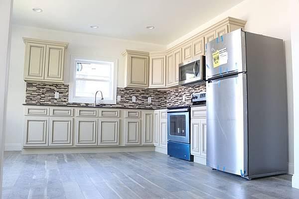 2nd image of 509 Grattan St #2