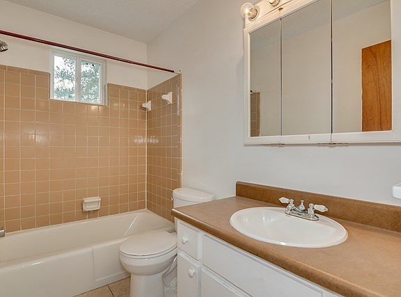 4th image of 142-B Stoneybrooks Pl