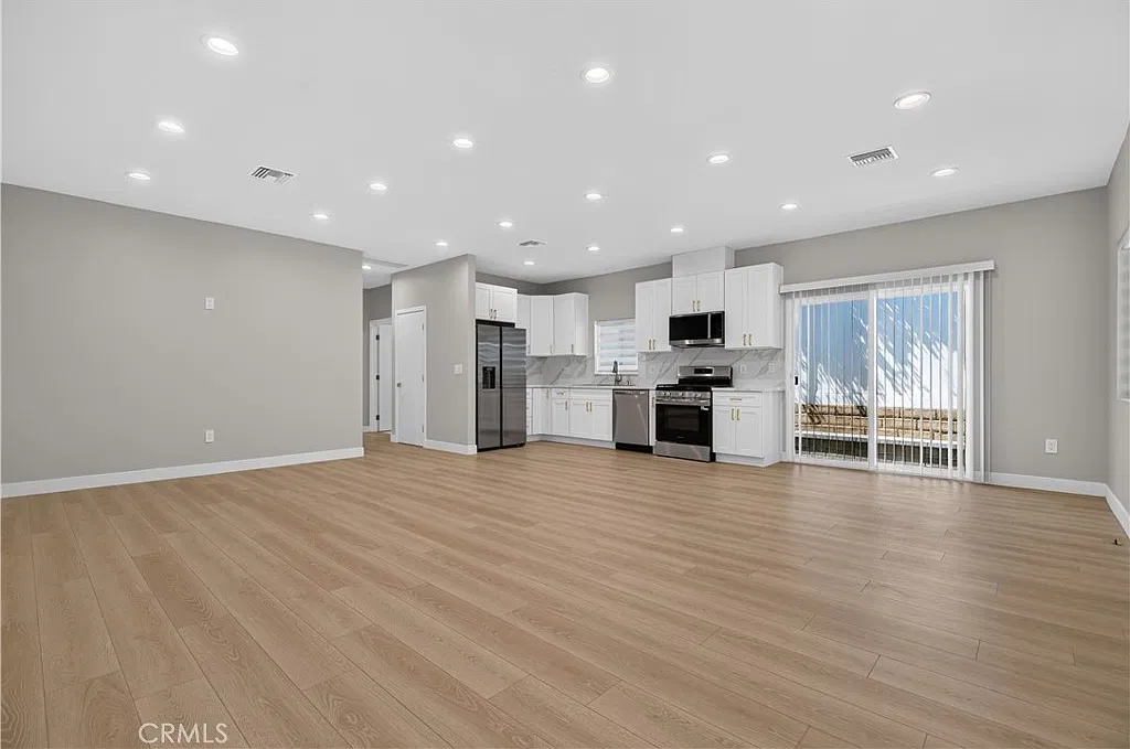 2 bed, 1067 sqft, $3,999 — Photo 2
