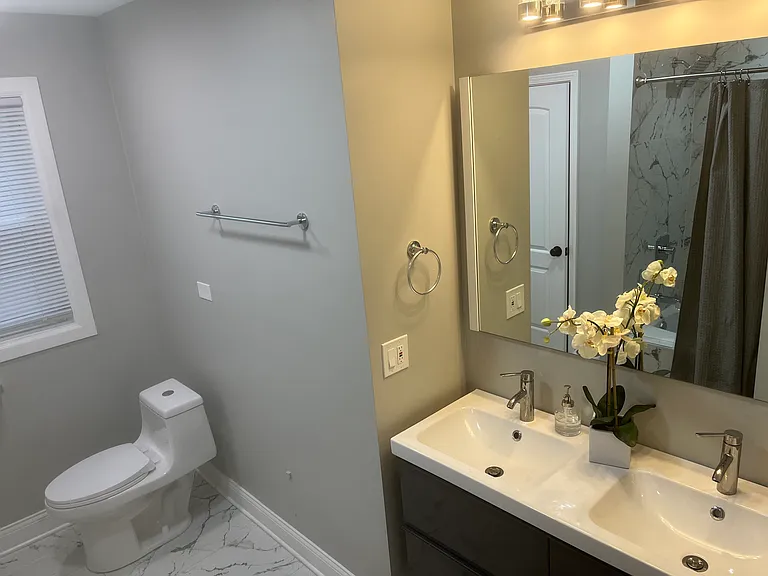 10558 S Calumet Ave #11 — Photo 8
