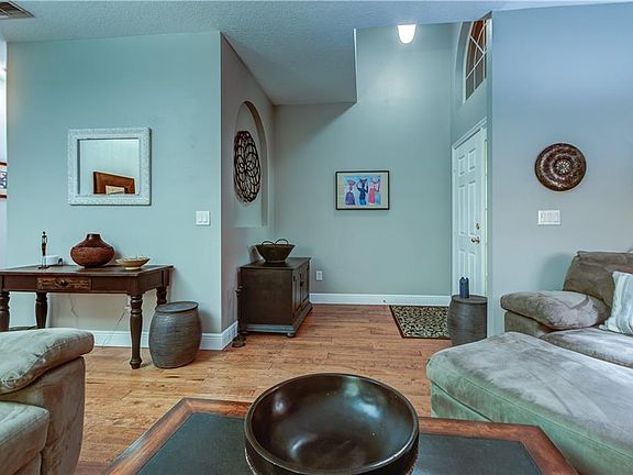 4th image of 272 Clydesdale Cir