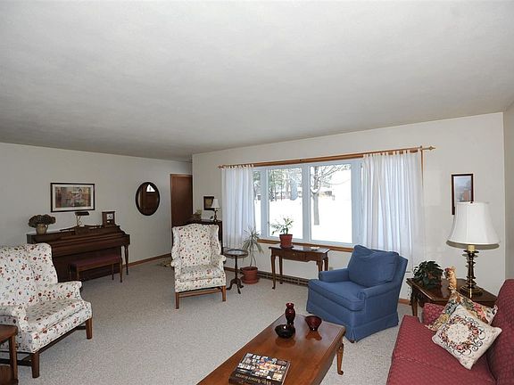 2nd image of 743 Woodland Dr