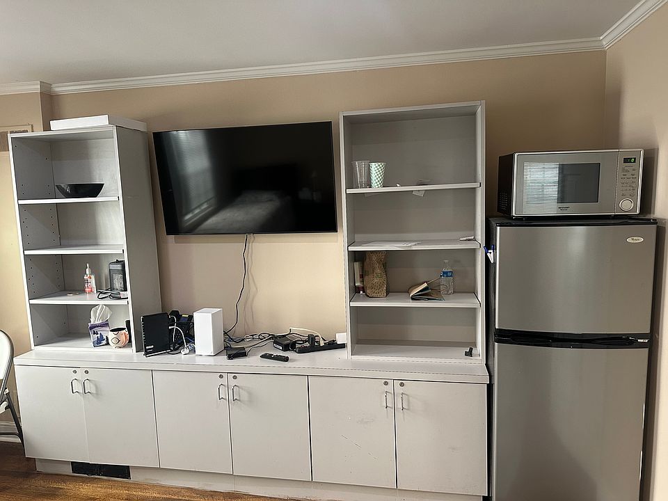 2nd image of 900 New Hampshire Ave NW