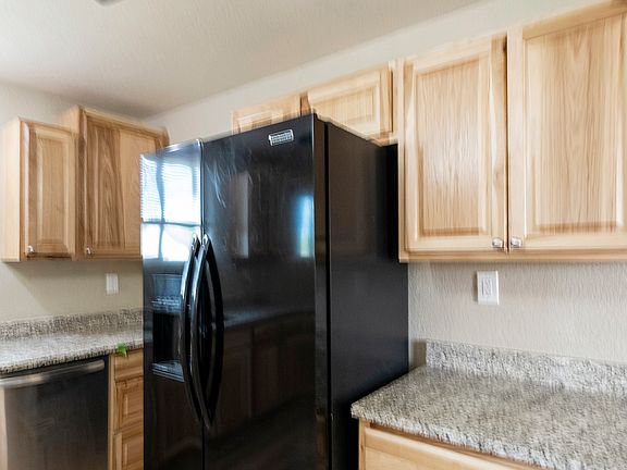 SIDE X SIDE REFRIGERATOR WITH WATER AND ICE DISPENSER IN THE DOOR