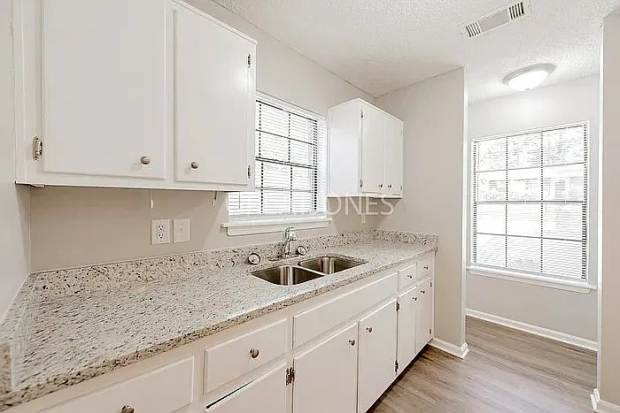 3 bed, 1.0 bath, 924 sqft, $1,115 — Photo 4