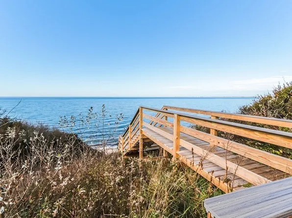 8 Bayberry Rd, North Truro, MA 02652