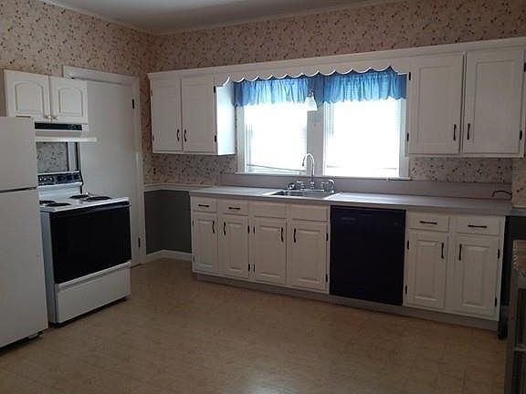 3rd image of 115 Leyden St