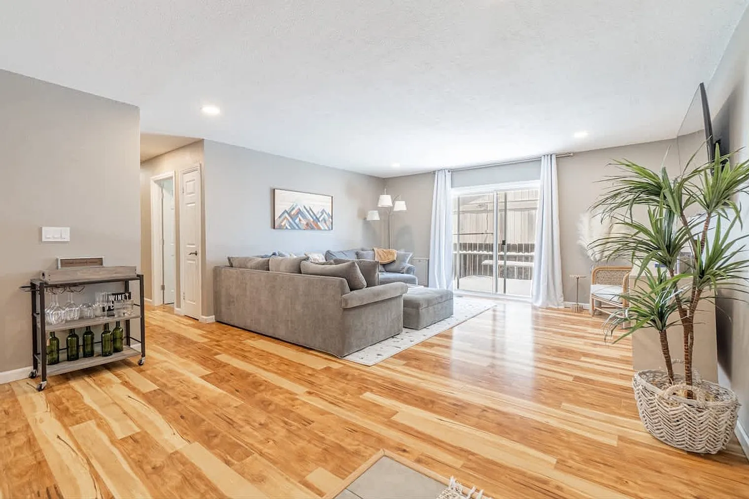 3 bed, 2.0 bath, 1593 sqft, $5,634 — Photo 1
