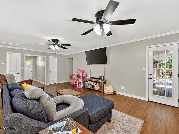 4th image of 2500 Tearose Ln