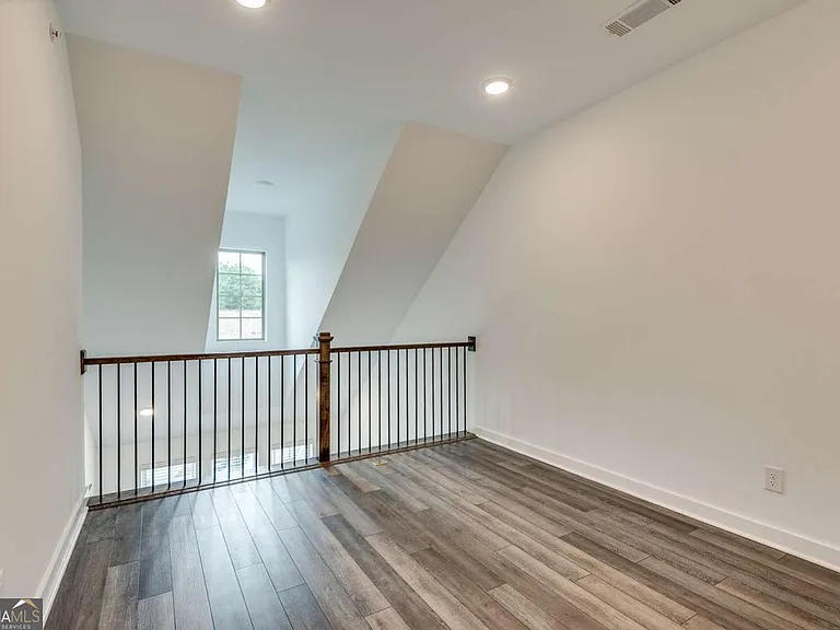 513 Burton Dr — Photo 13