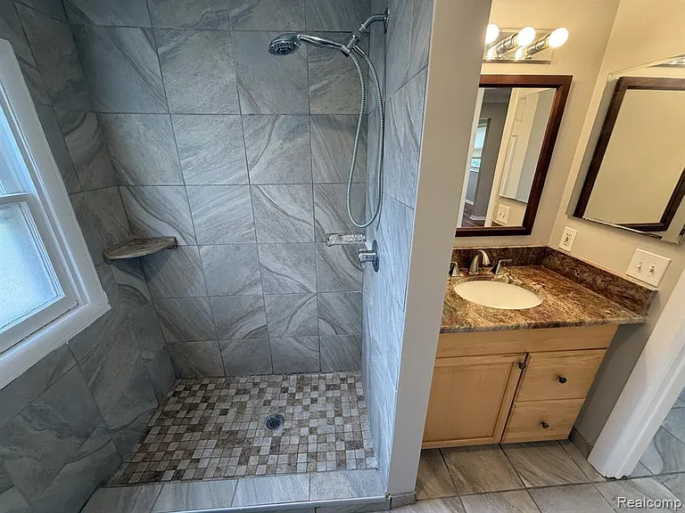 1930 Larchwood Dr — Photo 13