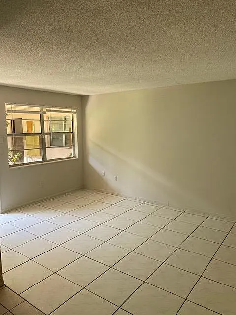 Sunset Apartments — Photo 4