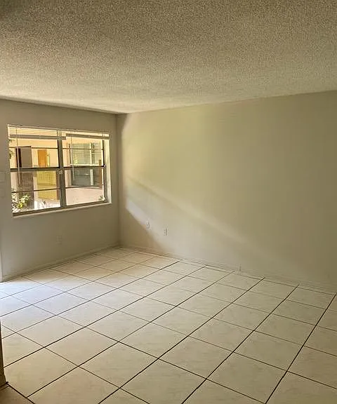 Sunset Apartments — Photo 4
