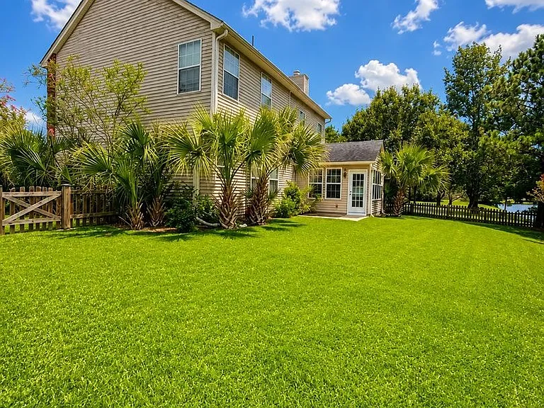 1525 Clarendon Way — Photo 32