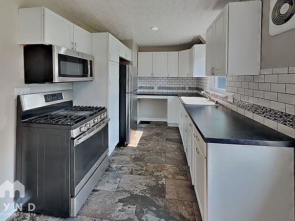 5th image of 3420 Medina Ave