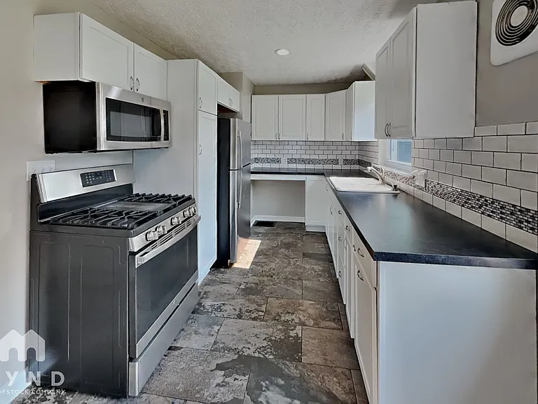 3420 Medina Ave — Photo 5
