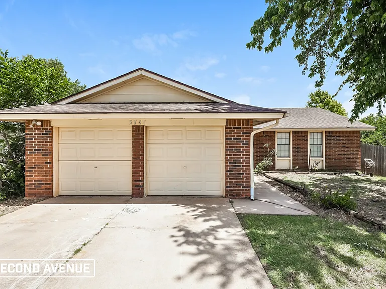 3741 SE 48th Pl — Photo 1