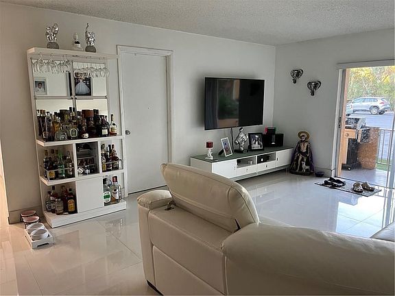 4th image of 18111 NW 68th Avenue #I-105