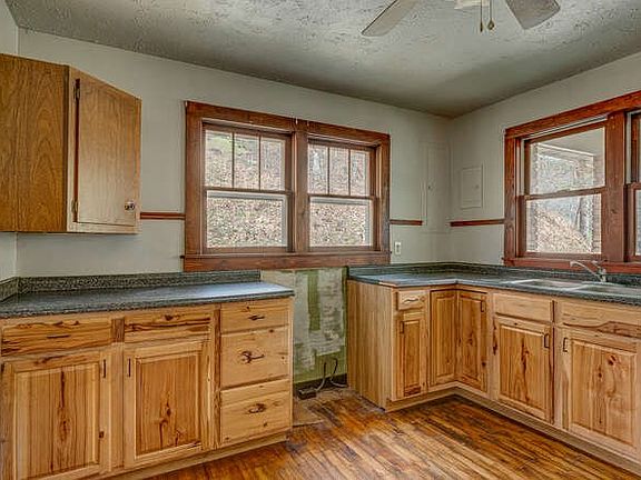 4th image of 40 Charlie Ln