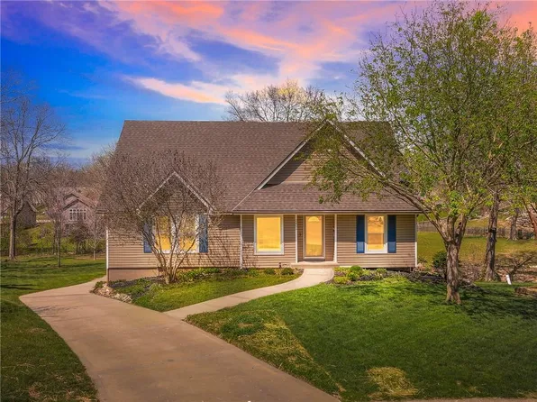 2401 SW Stonecreek Ct, Blue Springs, MO 64015